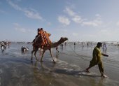 La gente se refresca en el Mar Arábigo durante el clima cálido en el tercer día de la festividad del Eid al-Adha en Karachi, Pakistán, el 9 de junio de 2025.