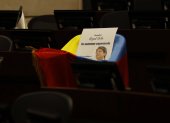 Fotografía de la curúl del senador Miguel Uribe Turbay cubierta con la bandera de Colombia este lunes, en Bogotá (Colombia).