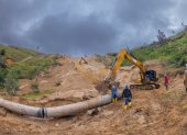Personal técnico trabaja en la reparación de la tubería dañada por el deslizamiento en Carigán.