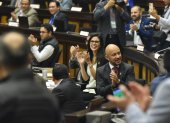 Asambleístas aplauden la aprobación de la Ley de Inteligencia en Ecuador.