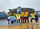 Un grupo de hinchas provenientes de Manabí y Galápagos fueron los primeros en llegar a las inmediaciones del Estadio Nacional de Lima, al mediodía.