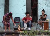 Una familia en La Habana prepara sus alimentos con madera recogida.