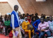 Senegaleses seleccionados para un programa de migración circular a España asisten a una sesión informativa del personal de la Organización Internacional para las Migraciones (OIM) en Dakar, Senegal, el 27 de mayo de 2025