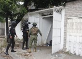 Intervención. En un inmueble de Las Orquídeas, en el norte de Guayaquil, policías y militares encontraron ayer un arsenal de material explosivo.