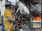 Al menos 40 integrantes del Cuerpo de Bomberos de Guayaquil trabajaron en combatir el incendio de una bodega en Las Orquídeas.