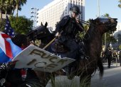 Agentes del Departamento de Policía de Los Ángeles se enfrentan a los manifestantes.