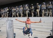Una manifestante increpa a miembros de la Guardia Nacional de California, frente al edificio federal Edward R. Roybal, en Los Ángeles (CA, EE.UU.).