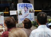 Personas rezan frente a la clínica Fundación Santa Fe por la recuperación del senador y precandidato presidencial colombiano Miguel Uribe Turbay, en Bogotá (Colombia).