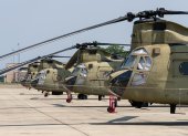 Boeing CH-47 Chinooks antes del desfile del 250.º aniversario del Ejército de EE. UU. en la Base Conjunta Andrews, Maryland, EE. UU.