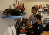 Desde hace un año, Gastón vive con su padre Andrés Naranjo. Comparten el gusto por deportes como el fútbol.