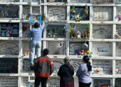 En un cementerio, la gente honró a los padres que partieron de este mundo.