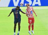 Willian Pacho (i) marca a Julián Ávarez durante el partido por el Mundial de Clubes 2025.