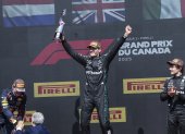 George Russell de Mercedes festeja la primera victoria de su escudería en el año.