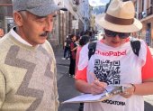 Néstor Marroquín y otros voluntarios del colectivo Cuida tu voto han recolectado las firmas para la revocatoria de Pabel Muñoz, en diferentes sectores de Quito.