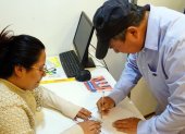 Néstor Marroquín y el colectivo Cuida tu voto recolectan las firmas para la revocatoria del mandato contra el alcalde de Quito, Pabel Muñoz.