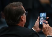 El expresidente brasileño Jair Bolsonaro tomándose una "selfie".