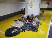 Personas pasan la noche en un estacionamiento subterráneo en medio de las amenazas de ataques con misiles balísticos iraníes, en Tel Aviv, Israel, el 17 de junio de 2025.