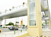 El paso peatonal está ubicado en el kilómetro 1.5 de la avenida Samborondón y prevé dar seguridad a los peatones, como ellos por años lo han solicitado.
