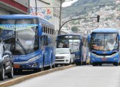 Infracción. En la avenida Gran Colombia los buses invaden el carril exclusivo de la Ecovía.