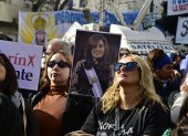 Manifestantes sostienen una imagen de la expresidenta argentina Cristina Fernández (2007-2015) durante una manifestación este miércoles, en la Plaza de Mayo en Buenos Aires (Argentina).