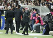 Segundo Castillo en la zona técnica de Barcelona en el cotejo ante Liga de Quito en el Rodrigo Paz Delgado