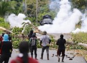 Manifestantes se enfrentan a agentes de la Unidad de Control de Multitudes (UCM) en  Bocas del Toro (Panamá).
