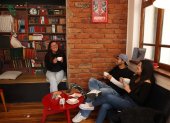 La cafetería Tres Gatos, un refugio cultural en Quito donde el café y la literatura se encuentran para compartir entre amigos.