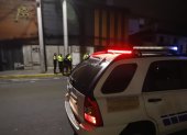 Patrulleros de la Policía resguardaron el lugar, mientras los agentes recababan indicios de la explosión al frente de un club nocturno en la calle Logroño y avenida De La Prensa, norte de Quito.