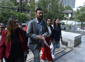 Geovanny Atarihuana, de Unidad Popular, durante la entrega de la demanda en la Corte Constitucional.