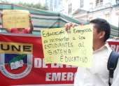 Miembros de la Unión Nacional de Educadores (UNE) hicieron un plantón en el bulevar 9 de Octubre