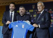 Gattuso (c), junto a a Gianluigi Buffon y Gabriele Gravina, de la Federación Italiana de Fútbol, durante su presentación.