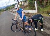 Ciclismo. Mateo, junto con su papá Richard Cueva (derecha) se preparaba para cumplir con una de las pruebas de triatlón en el Oriente.