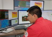 Bomberos de latacunga en sala de monitoreo de alerta temprana.