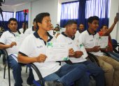 Los nuevos técnicos reciben su diploma en medio del evento de graduación.