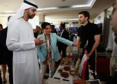 La canciller de Ecuador,  Gabriela Sommerfeld, muestra los productos ecuatorianos a Omar Sultan Al Olama, ministro de Estado para Inteligencia Artificia, de Emiratos.