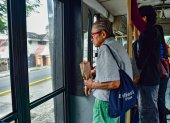 El transporte público representa un reto para los adultos mayores.