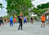 Ciudadanía aprovecha los parques para aprender y practicar Zumba.