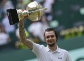 El kazajo Alexander Bublik celebra con el trofeo de Halle tras vencer a Mevedev.
