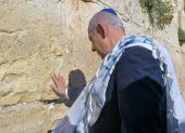 El primer ministro israelí, Benjamín Netanyahu, ofreció este domingo una "oración especial por la paz del presidente de Estados Unidos, Donald Trump" en el Muro de las Lamentaciones de Jerusalén.