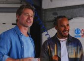 Brad Pitt (i), actor protagonista y Lewis Hamilton, piloto de la F1, durante el rodaje.