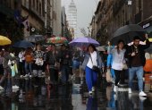 Personas se protegen de la lluvia con sombrillas el domingo 23 de junio de 2025, en Ciudad en México (México).