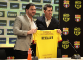 Antonio Álvarez, le entrega la camiseta de Barcelona SC al nuevo DT, Ismael Rescalvo.