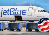 Aviones de JetBlue esperan en una pista del Aeropuerto Internacional de Miami, aeropuerto desde el cual la aerolínea dejará de operar el 3 de septiembre de 2025.