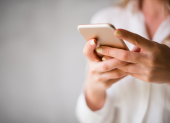 Un celular intervenido puede mostrar fallas inesperadas mientras los delincuentes vacían tu cuenta sin que lo sepas.
