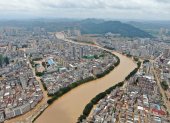 Una fotografía aérea muestra edificios inundados en el suroeste de China, el 24 de junio de 2025.