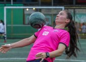 La futbolista Ligia "Gigi" Moreira, capitana de la selección de Ecuador y recientemente fichada por el Villarreal español, controlando un balón durante un entrenamiento en Guayaquil.