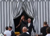 El fundador de Amazon, Jeff Bezos y su prometida Lauren Sánchez salen del Hotel Aman en Venecia.
