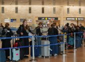 Varias personas en el interior de la terminal del aeropuerto Ben Gurión de Tel Aviv este miércoles 25 de junio de 2025.