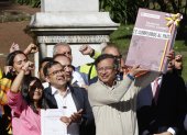 El presidente de Colombia, Gustavo Petro, sostiene un libro que simboliza la reforma laboral este miércoles 25 de junio de 2025, en Bogotá (Colombia).