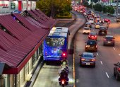 El sistema masivo de transporte público Metrovía tiene carriles exclusivos que suelen ser invadidos por vehículos privados, lo que reduce los tiempos de traslado.